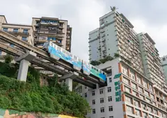 Estación de Liziba, con el monorriel atravesando el edificio, Chongqing
