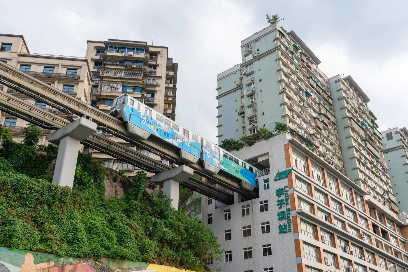 Estación de Liziba, con el monorriel atravesando el edificio, Chongqing