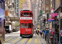 Tranvía de dos pisos en una calle de Hong Kong