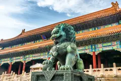 León de bronce ante uno de los salones de la Ciudad Prohibida, Pekín