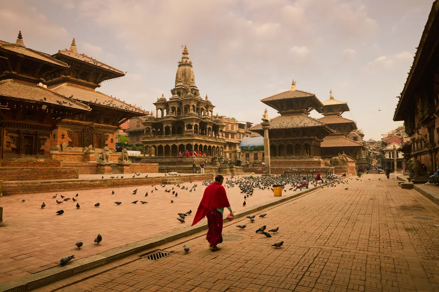 Plaza durbar del valle de Katmandú al atardecer, con sus templos newari