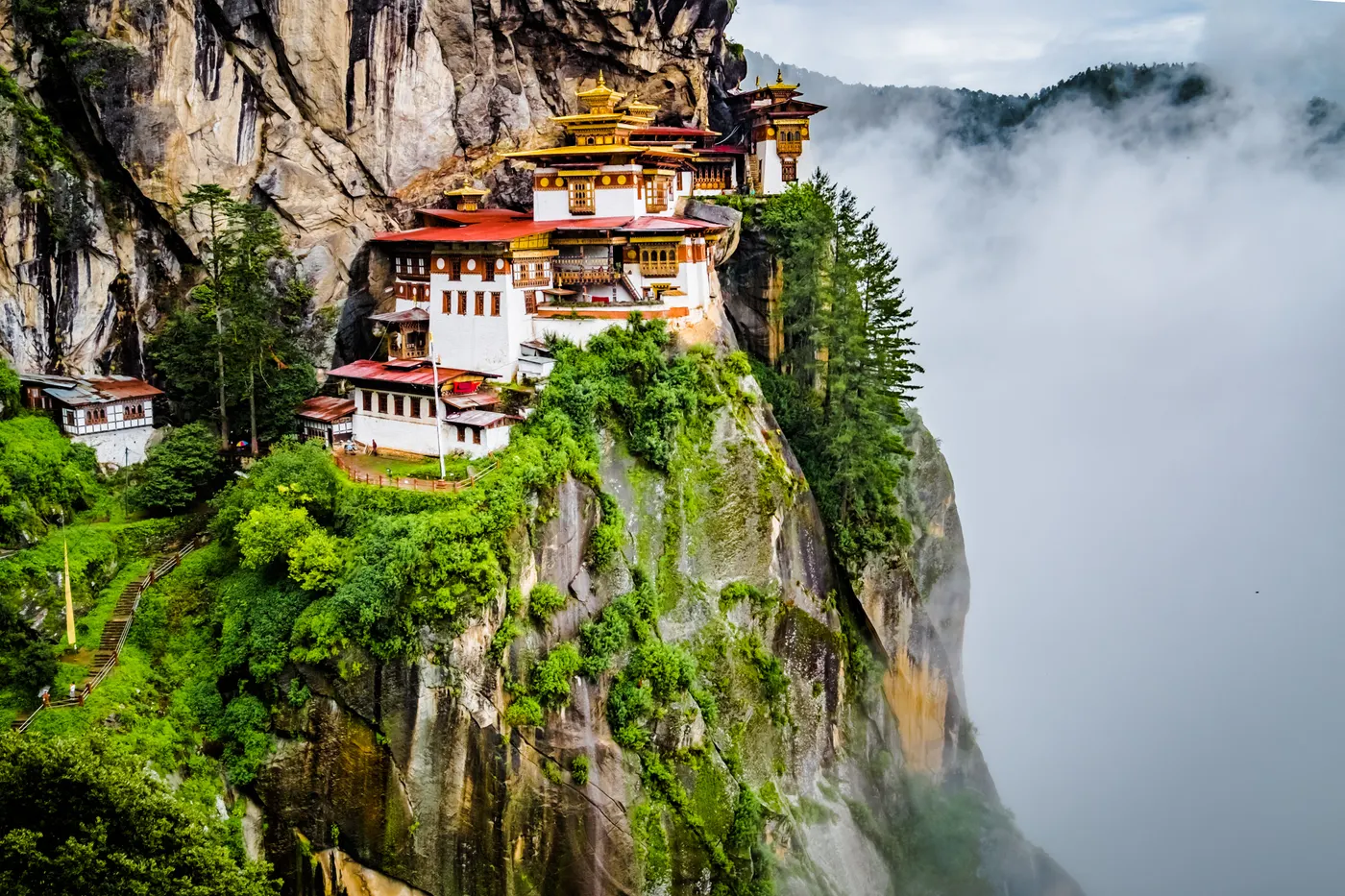 El monasterio de Taktsang, el Nido del Tigre, entre la niebla
