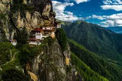 El Nido del Tigre suspendido sobre el valle de Paro