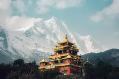 Monasterio al pie de las montañas nevadas del Himalaya