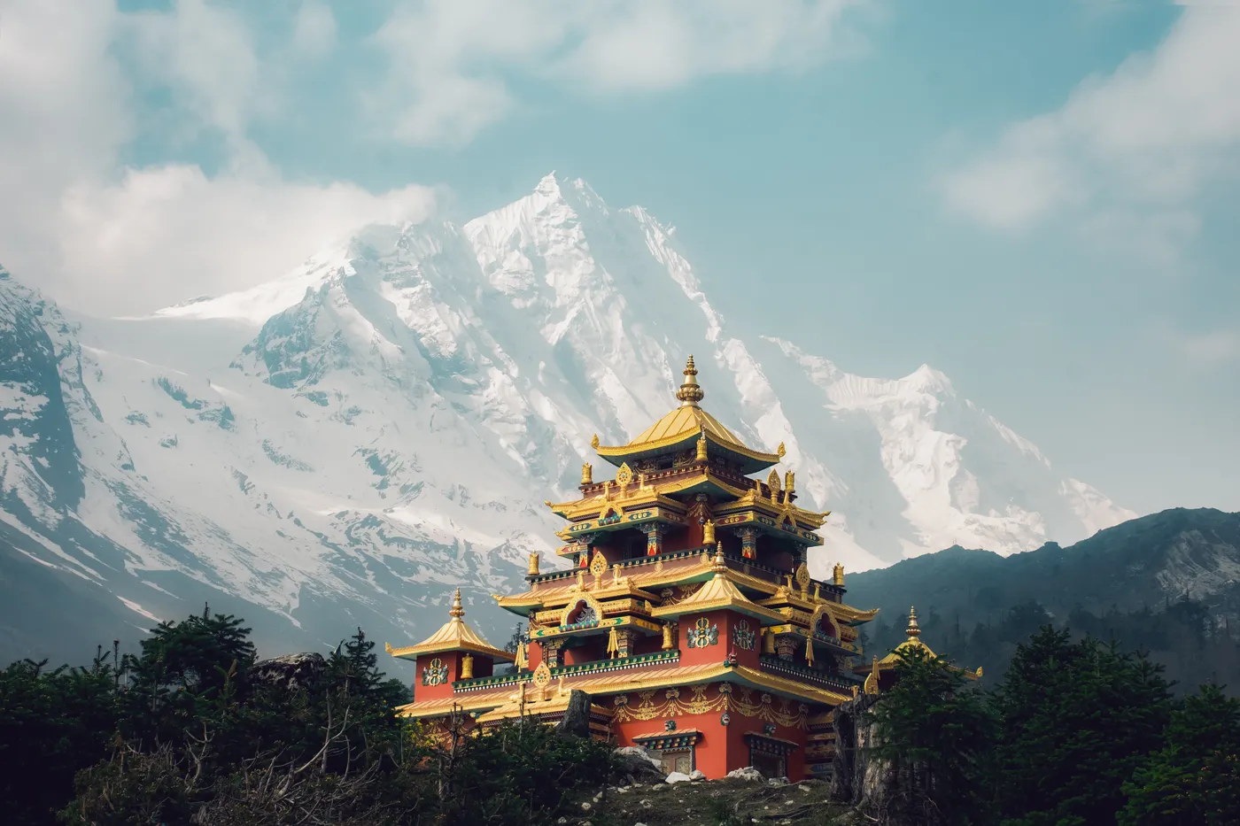 Monasterio al pie de las montañas nevadas del Himalaya