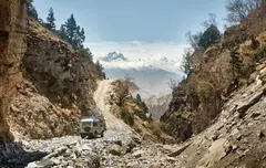 Camino de tierra por la garganta del Kali Gandaki, en jeep 4x4