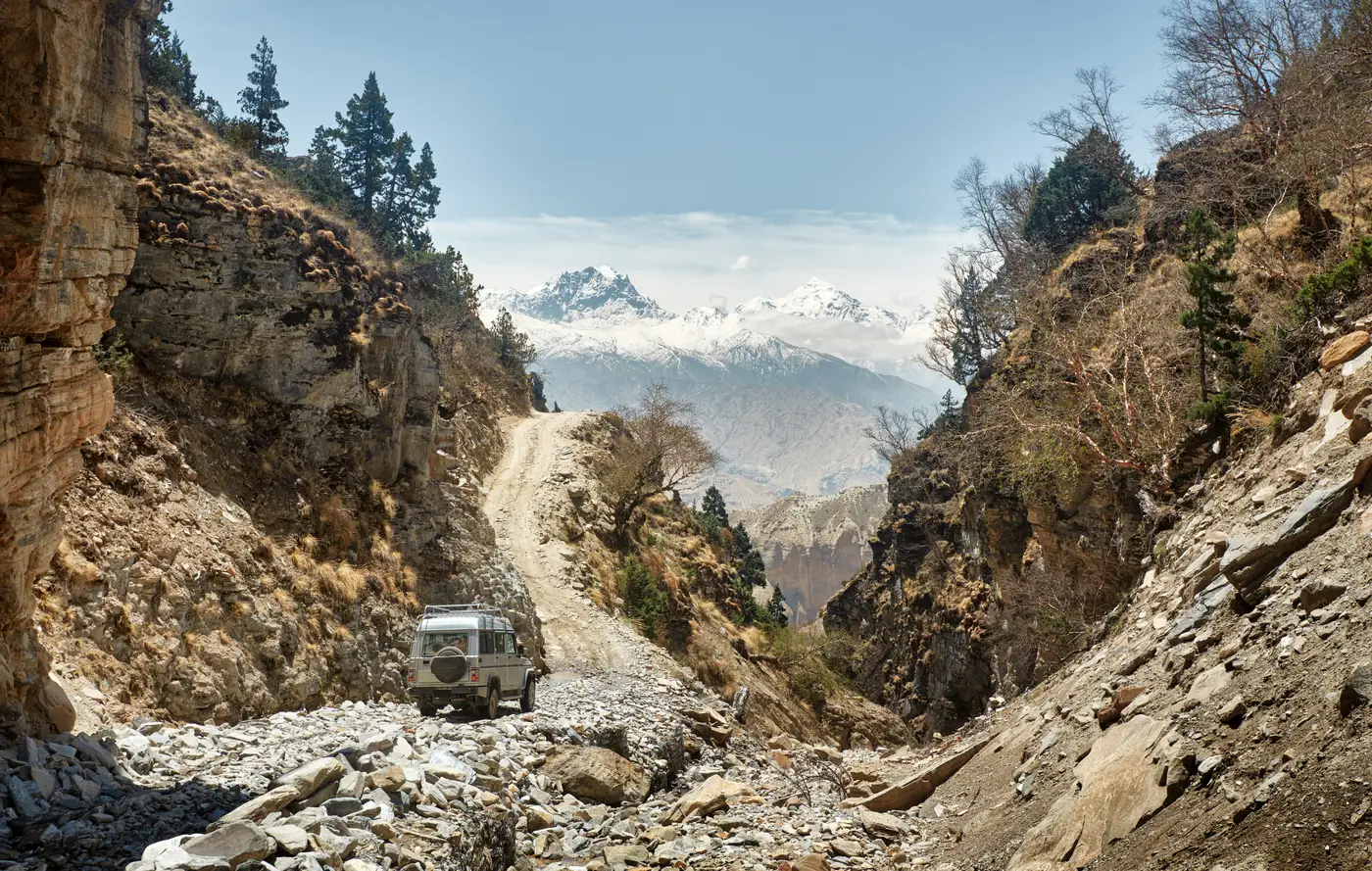 Camino de tierra por la garganta del Kali Gandaki, en jeep 4x4