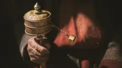 Rueda de plegarias en la mano de un peregrino