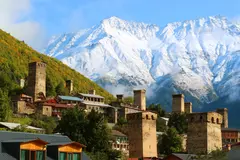 Torres de piedra del Cáucaso al pie de las cumbres nevadas
