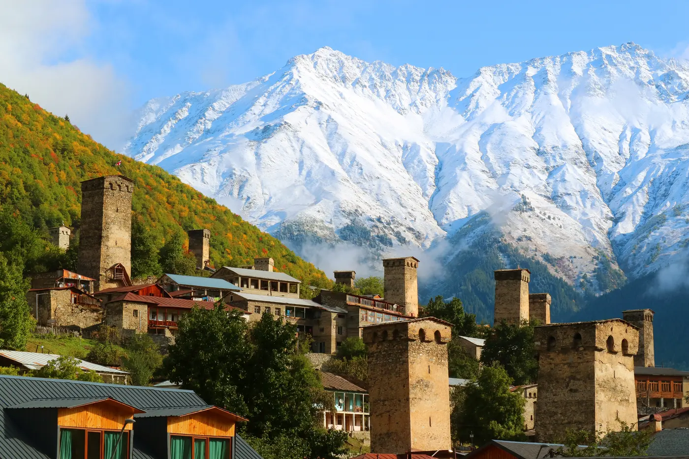 Torres de piedra del Cáucaso al pie de las cumbres nevadas