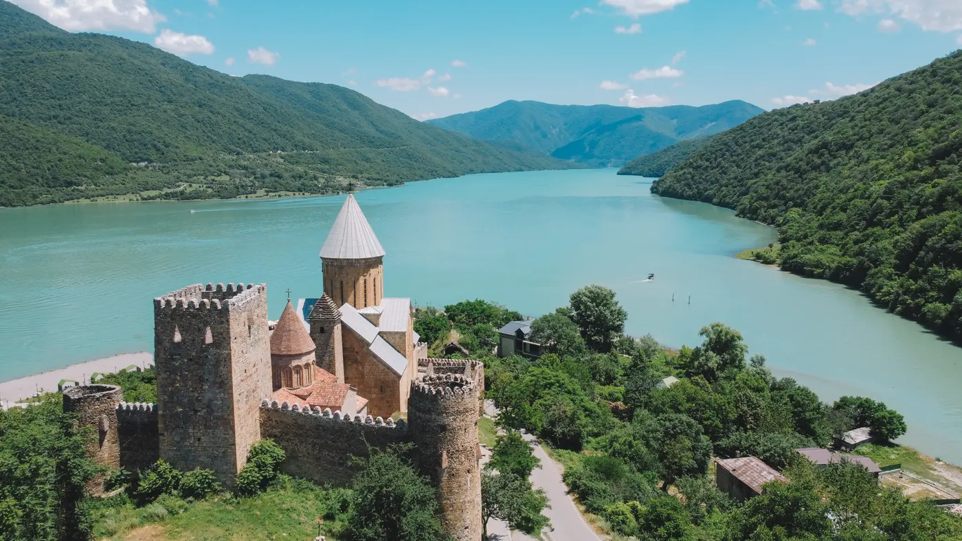 La fortaleza de Ananuri sobre el embalse de Jinvali, Georgia