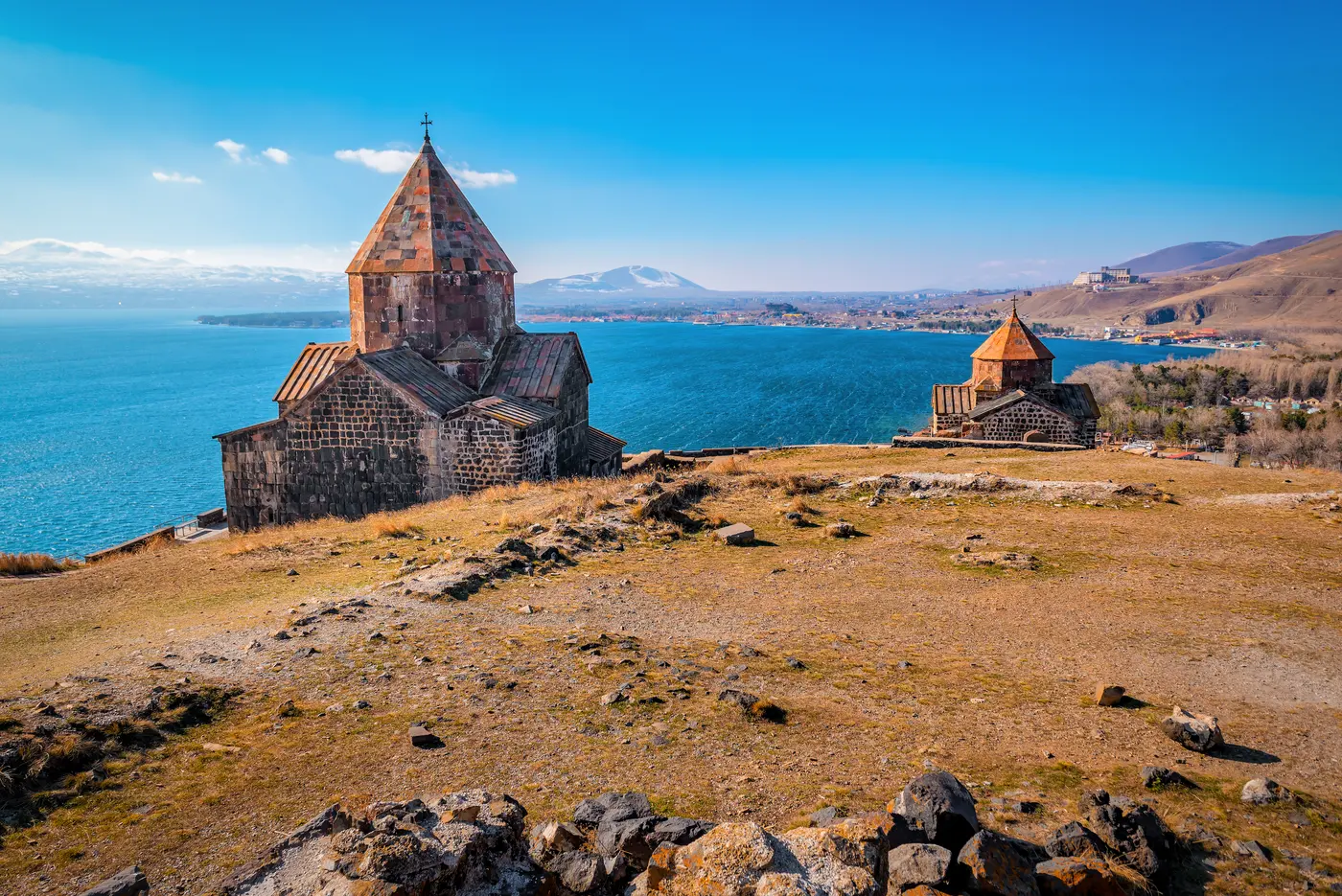 El monasterio de Sevanavank sobre la península del lago Seván
