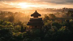 Templo balinés entre la niebla, al amanecer