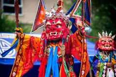 Danza tsam con máscaras ceremoniales en Mongolia