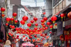 Faroles rojos sobre una calle peatonal de China