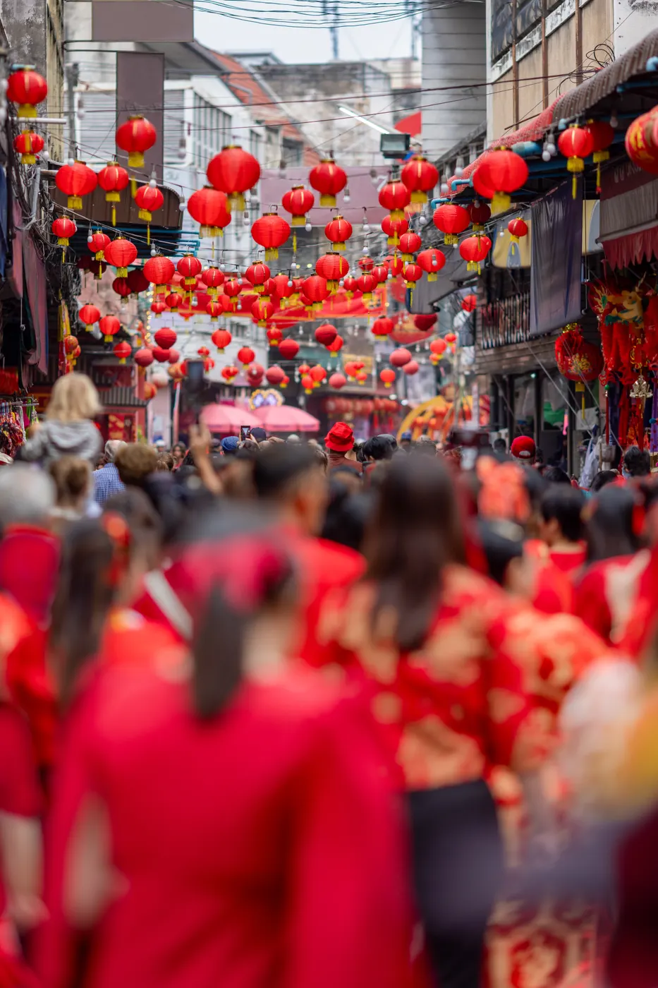 Faroles rojos sobre una calle peatonal de China