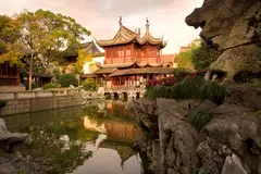 Pabellón tradicional sobre el estanque de un jardín chino